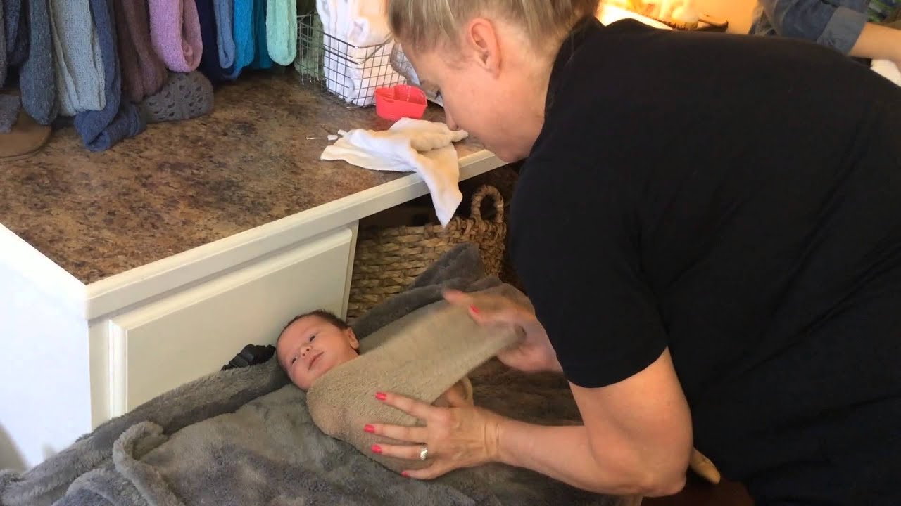 Baby Wrapping | Newborn Photography | Leslie Amy Photography