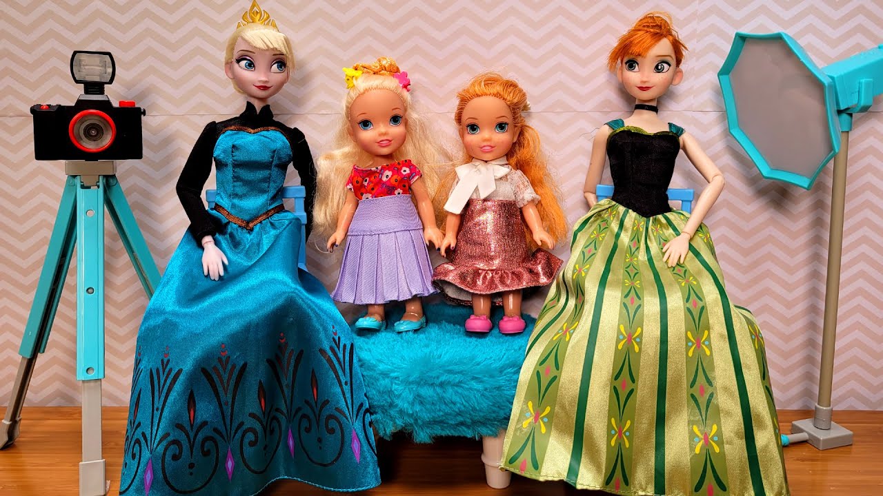 Photo studio ! Elsa & Anna toddlers – Barbie is the photographer – dress up