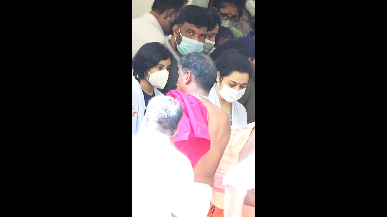 🔴 இறுதி அஞ்சலி செலுத்திய Meena & Nainika | Meena and his Daughter pays last respect #shorts