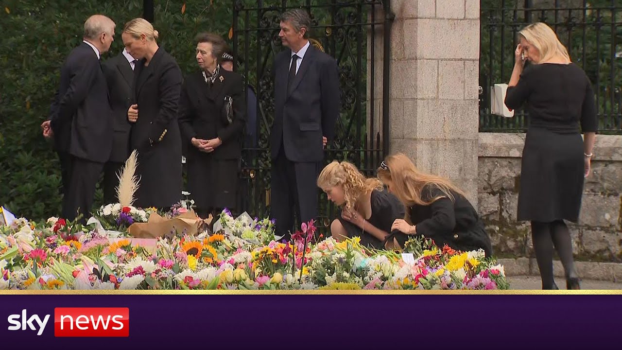 Emotional royals inspect tributes to Queen