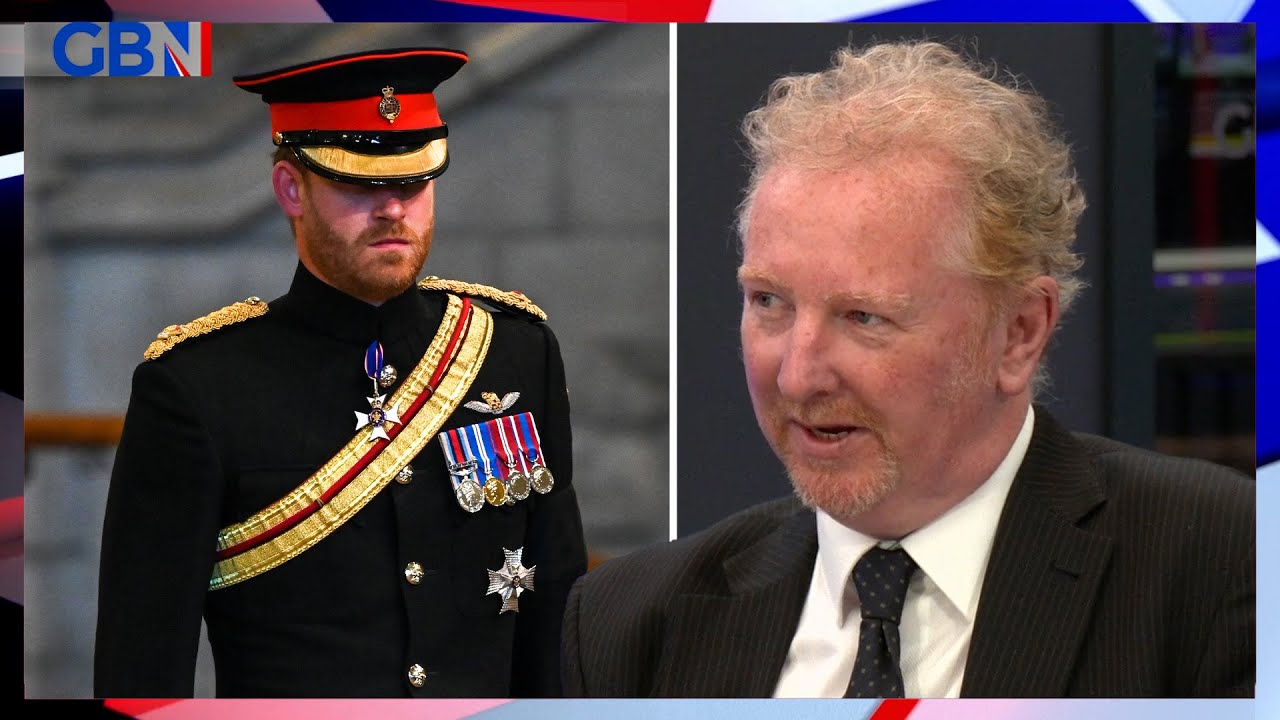 Royal photographer who has over 50,000 pictures of Queen Elizabeth II wants Harry to 'dump the book'