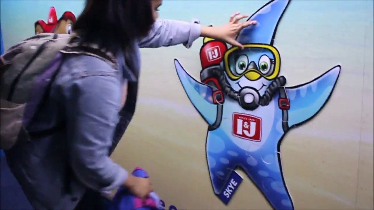 a video of some cool kids at the aquarium like a rlly long time ago