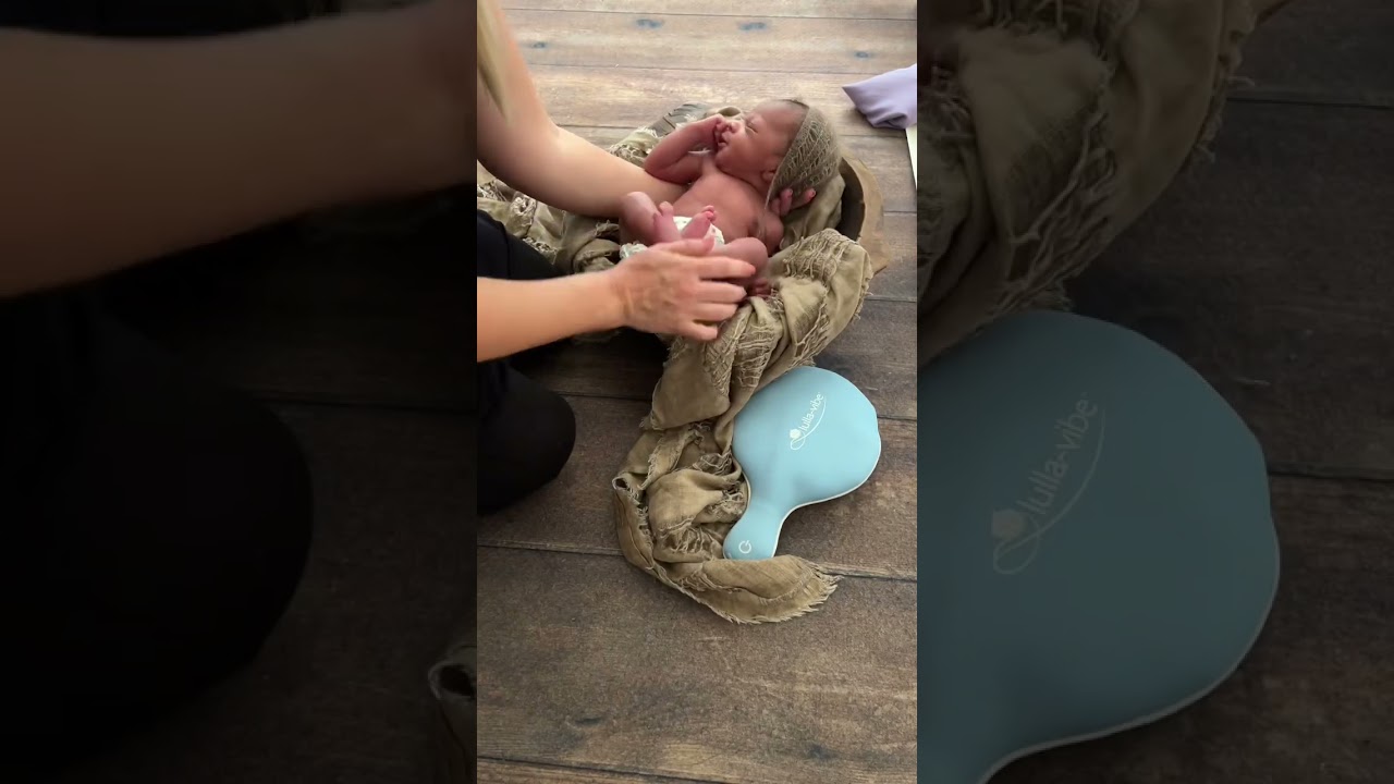Posing a newborn baby in a bowl photography prop. #newbornphotography #babyphotography #newborn