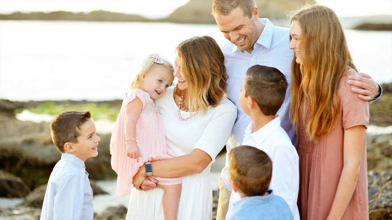 🖼️ REVEALING AND REACTING TO THE BEST FAMILY PICTURES EVER!! 📸