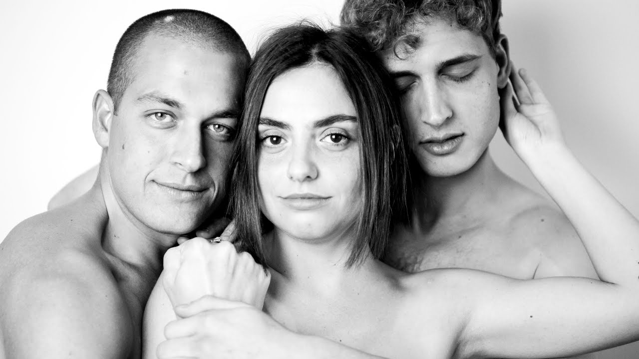 TAKING FAMILY PORTRAITS WITH MY ROOMMATES!