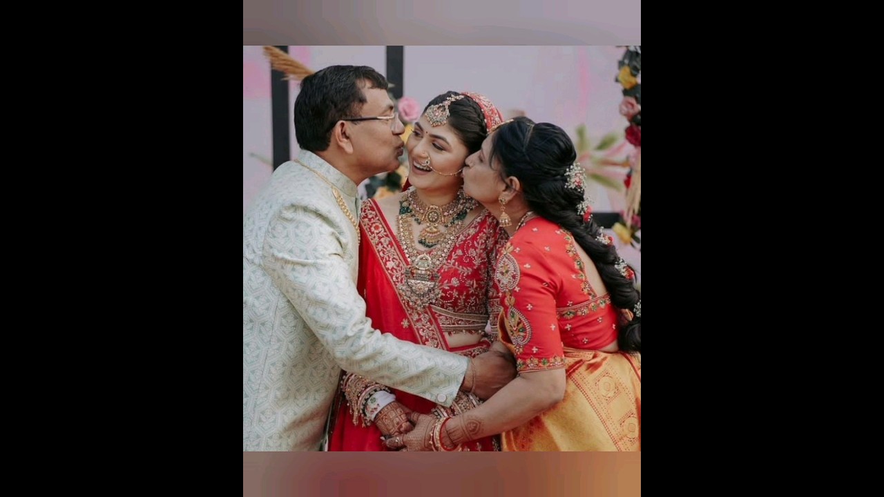 Bride pose with mummy papa#motherfather#wedding#photography#photoshoot#mummy#daddy#bridewith