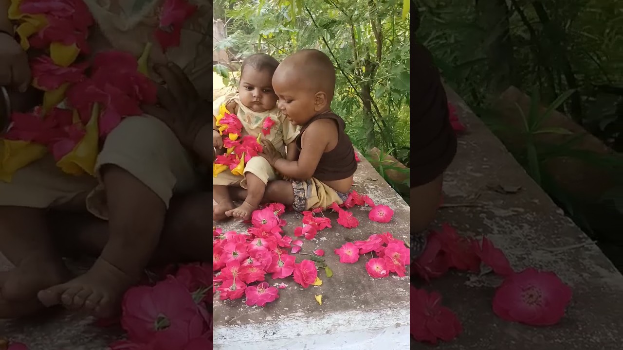 cute baby bacchon ke sath khelti/cutie ne bacche ko godi mein baitha liya