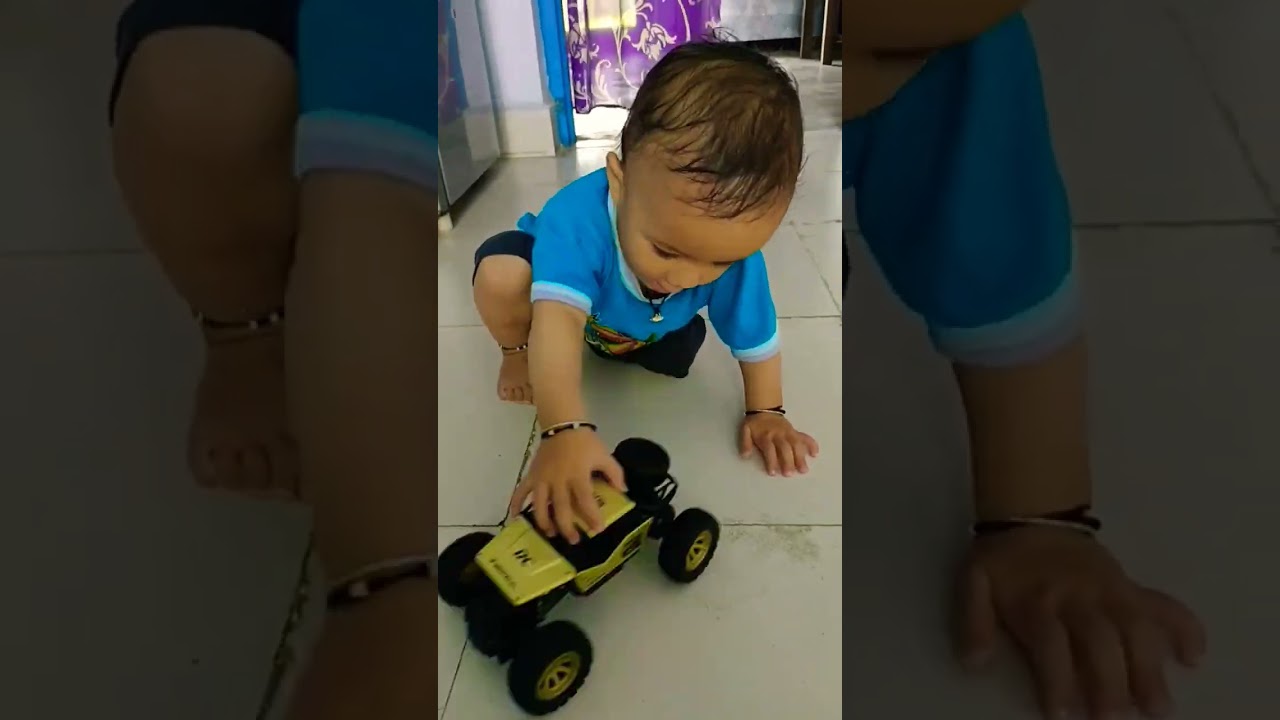 😱🤭 falling down baby👶🏻wait till the end 😭😭#funnyvideo #cutebaby #littlebaby #shortsfeed #shortvideo