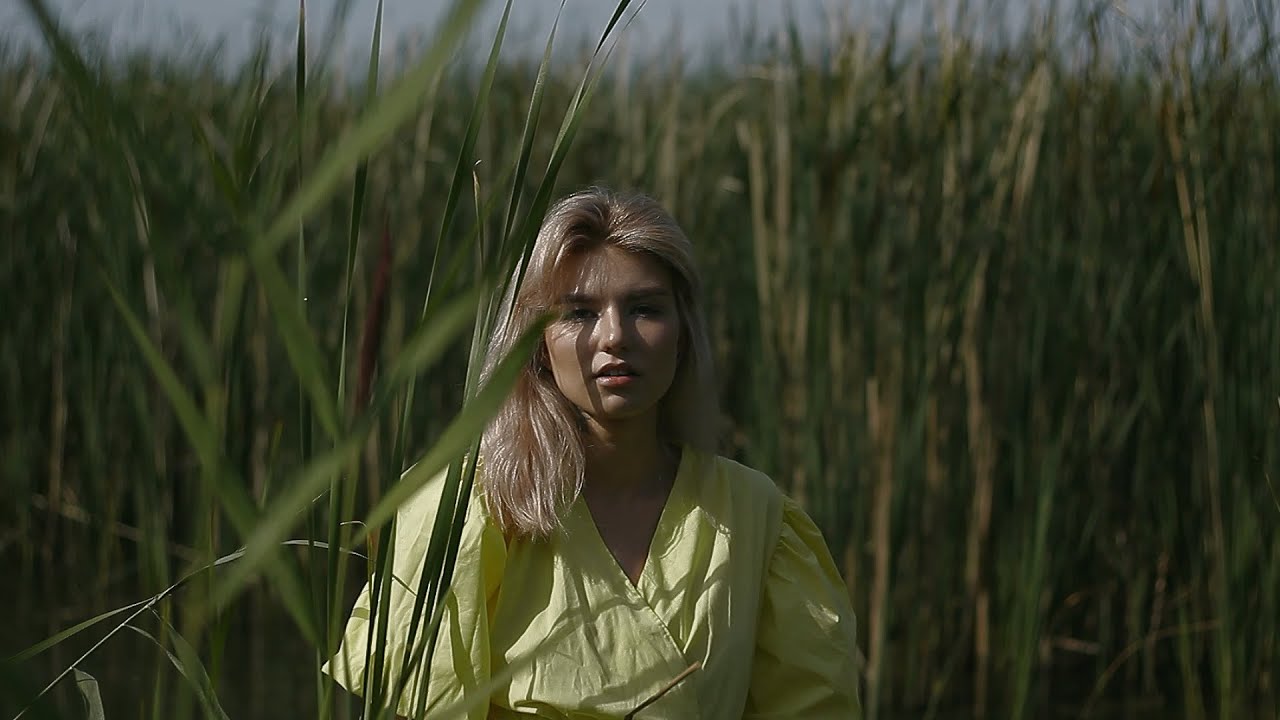Video portrait Elizabeth. Photoshoot in the Reeds