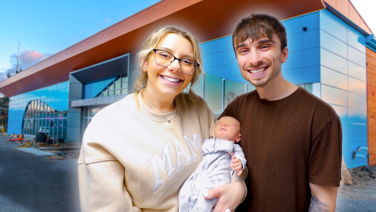 Baby's 1st Visit To Family's Aquarium!