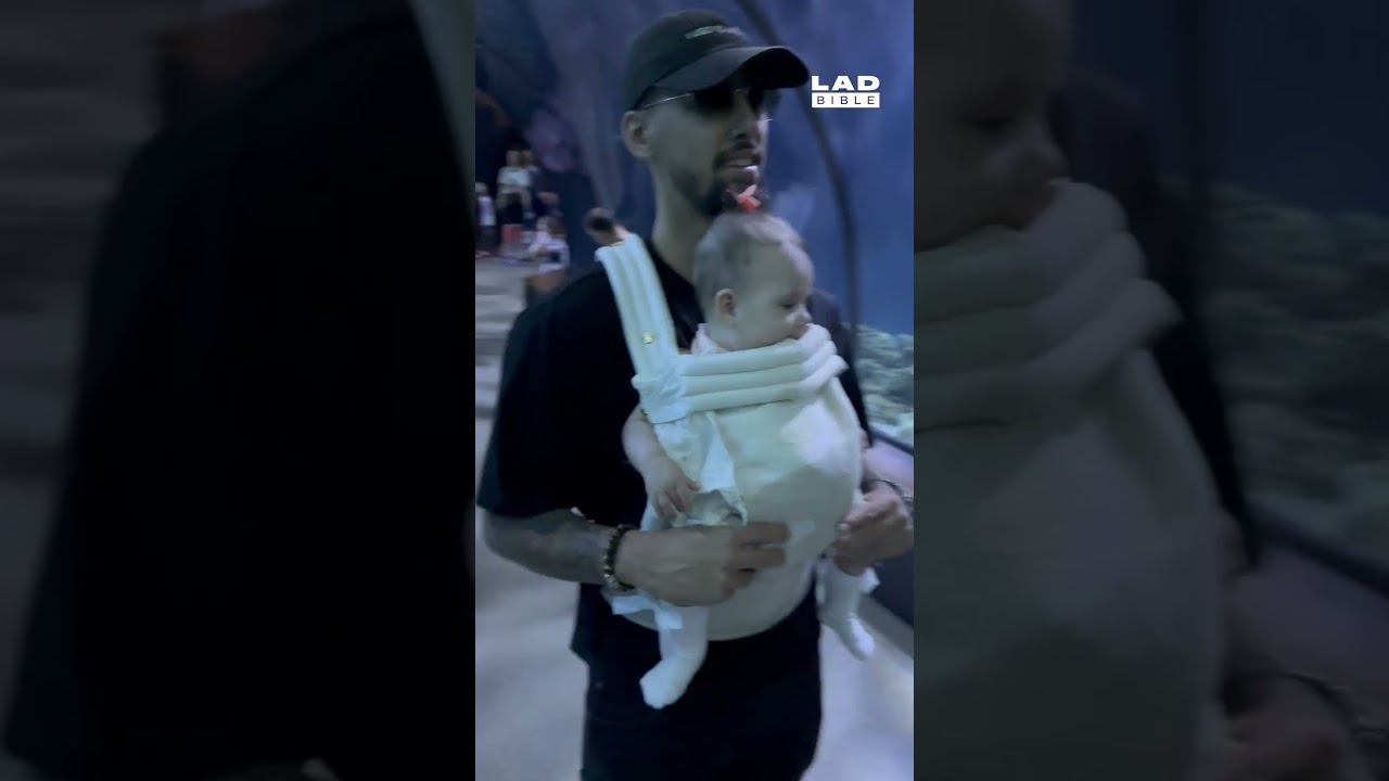 Baby at the aquarium 🐬